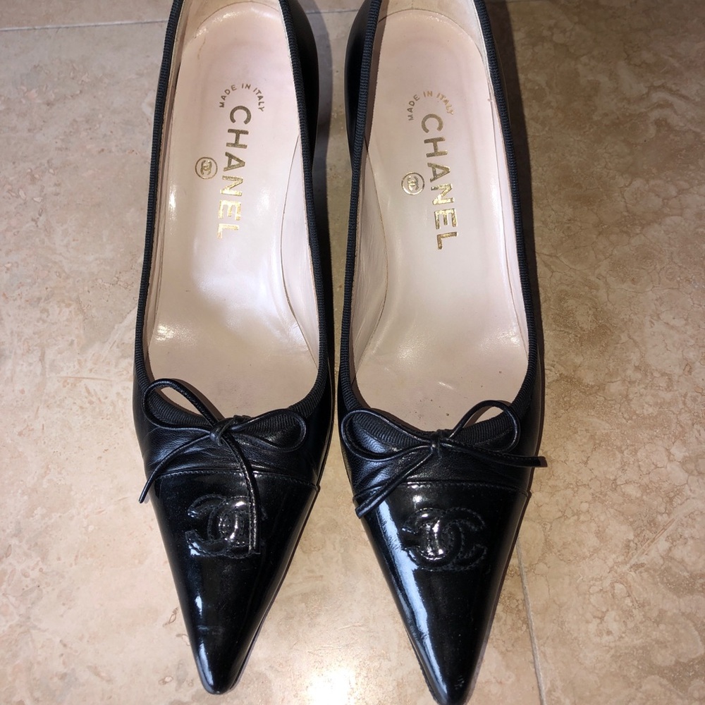 Classic CHANEL pointed cap toe CC logo pumps